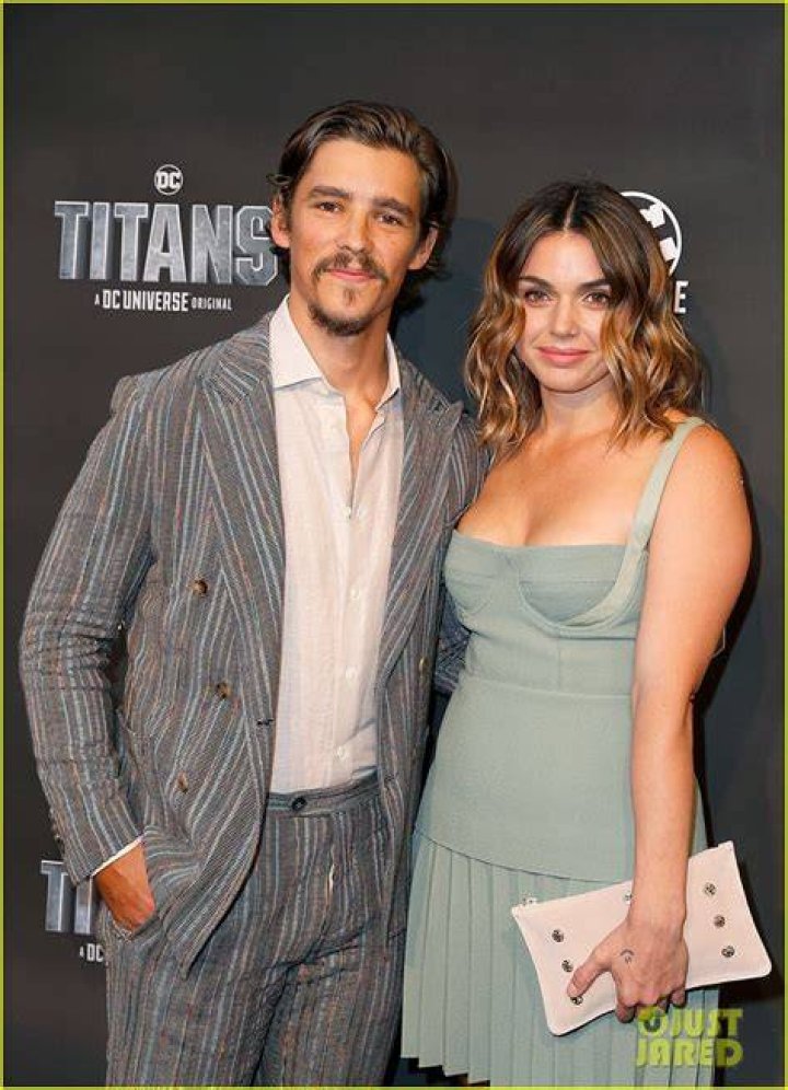 Brenton Thwaites and Chloe Pacey enjoy a icecream date after they