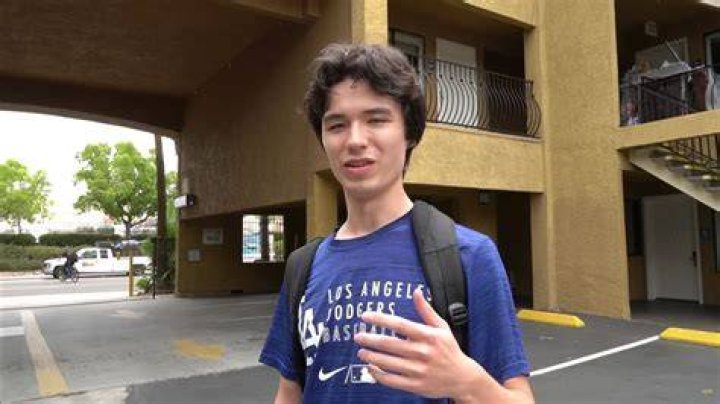 How Tall Is Lofe Youtuber?