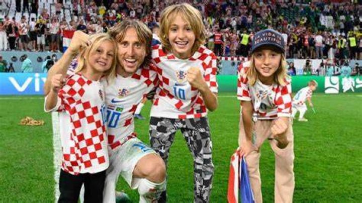 Kids of footballers Luka Modric a csal&aacute;dj&aacute;val a hivatalos bemutat&aacute;s&aacute;n