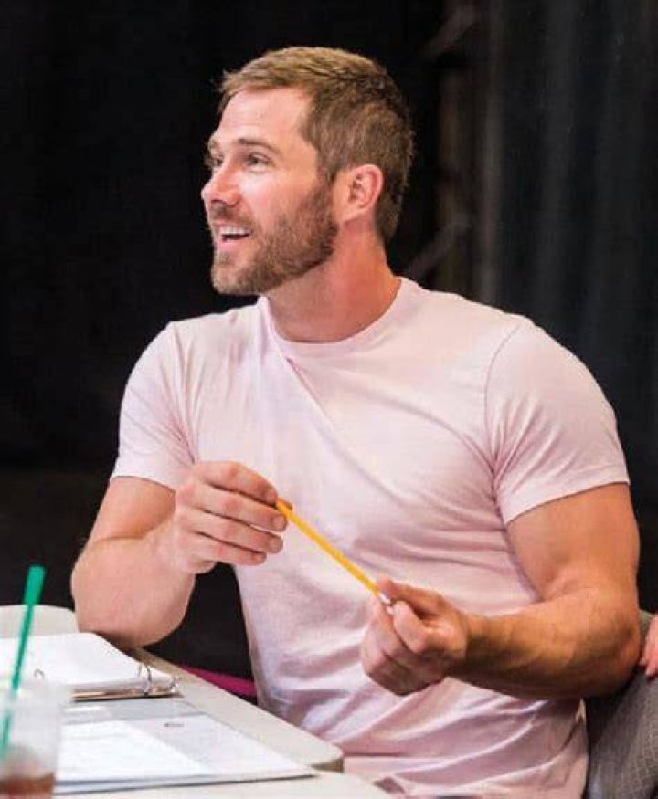 Luke Macfarlane Biography, Age, Height, Girlfriend mrDustBin