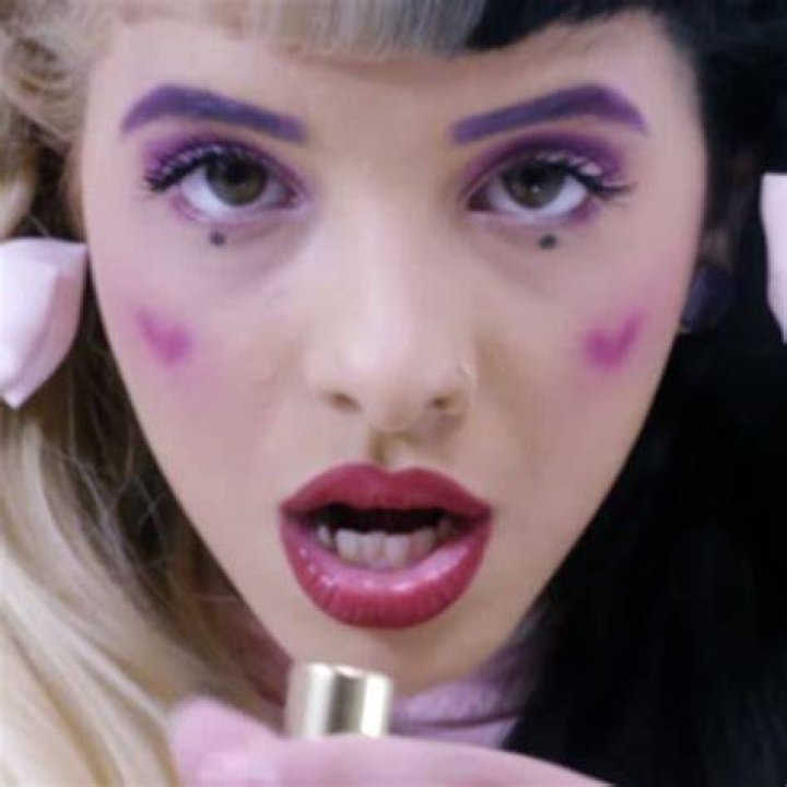 Melanie Martinez Makeup Taupe Eyeshadow & Blue Lipstick Steal Her Style