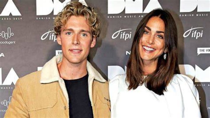 Sanger Christopher og model Cecilie Haugaard skal v&aelig;re for&aelig;ldre ALT.dk