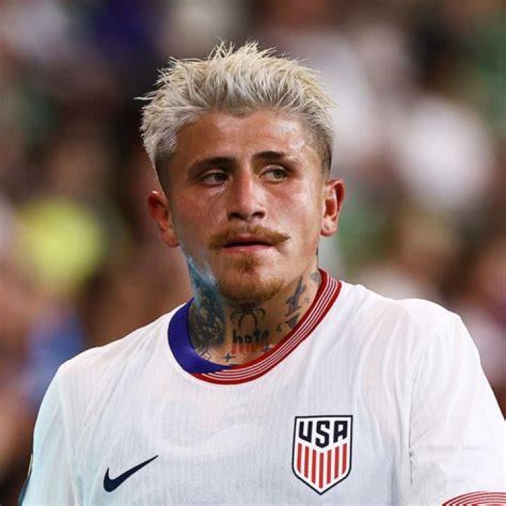 Short Blonde Hair Us Soccer Player