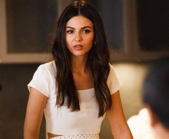 Victoria Justice in midriffbaring top and tight jeans to see a