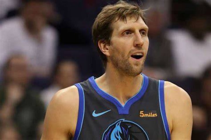 WATCH Nowitzki receives standing ovation in first home game of season