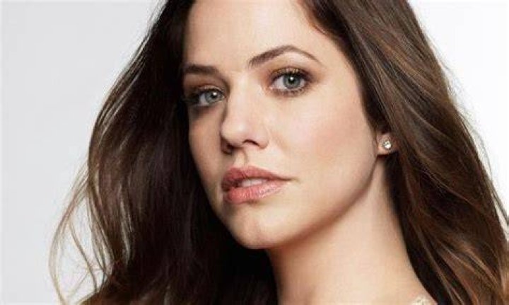 Who is Julie Gonzalo? Face scar, husband, measurements, Wiki