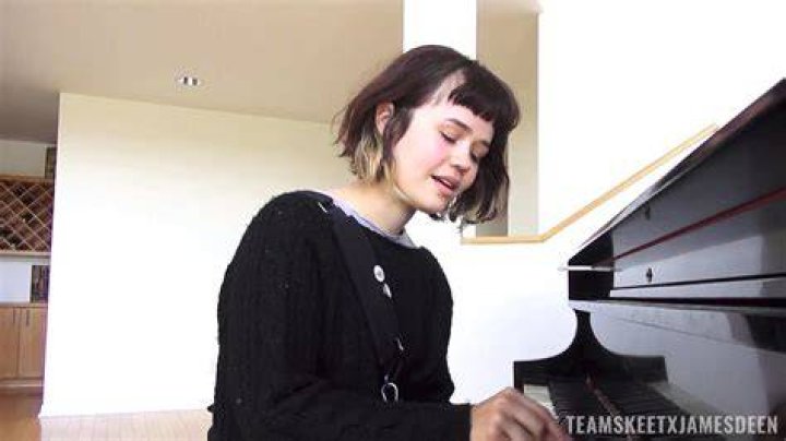 Yhivi by the piano r/yhivi